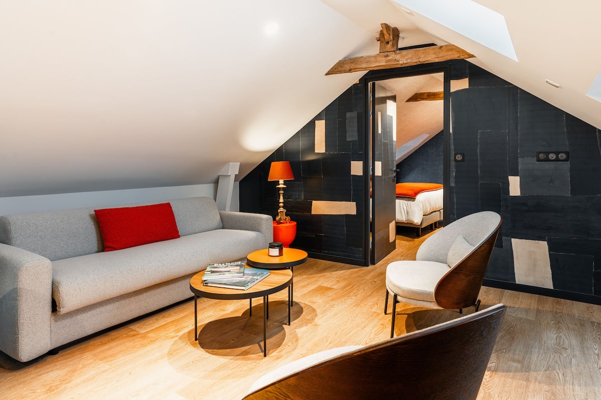 classic studio suite | living area | flat-screen tv