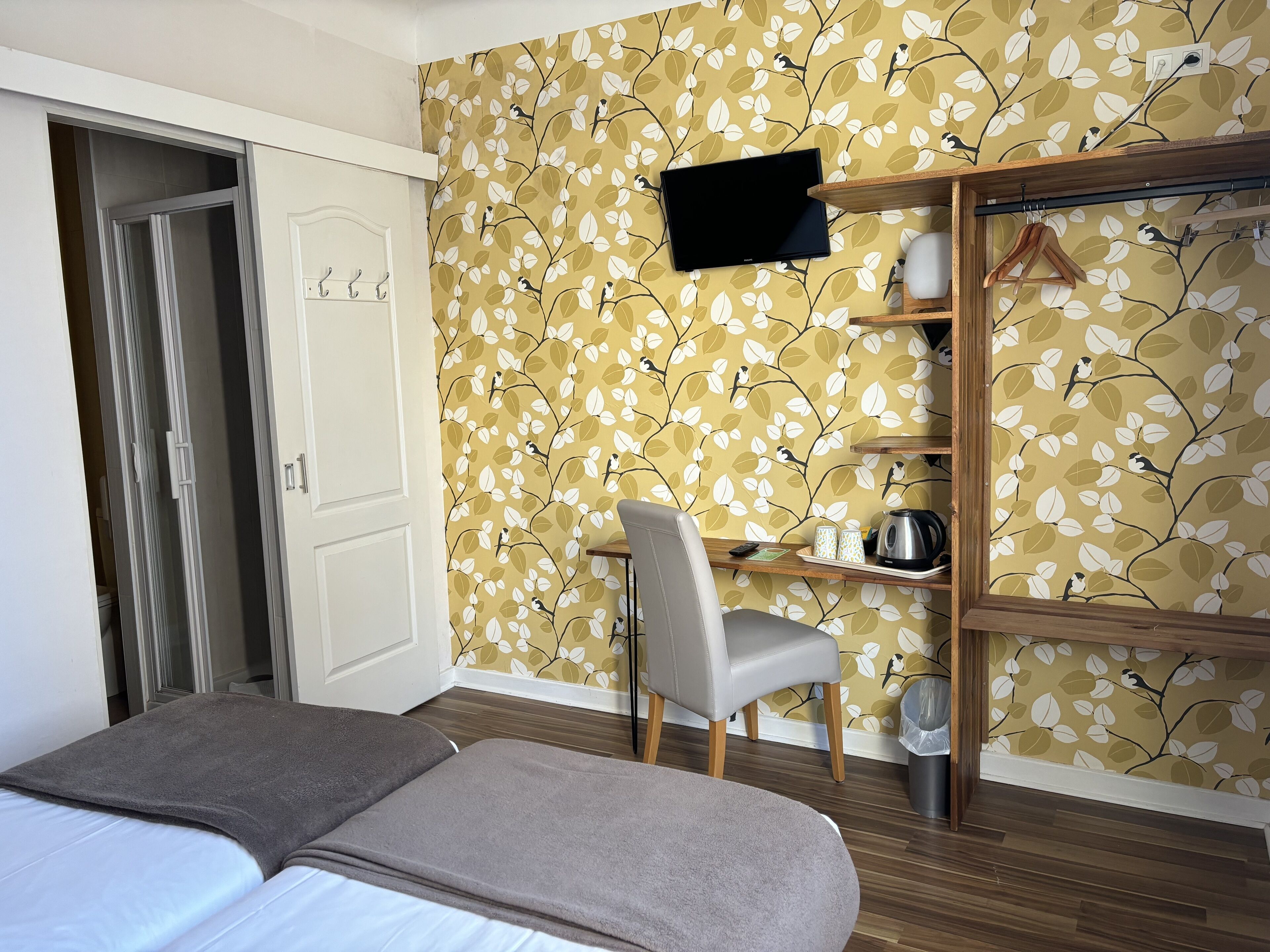 comfort room, 2 single beds | 1 bedroom, in-room safe, desk, soundproofing