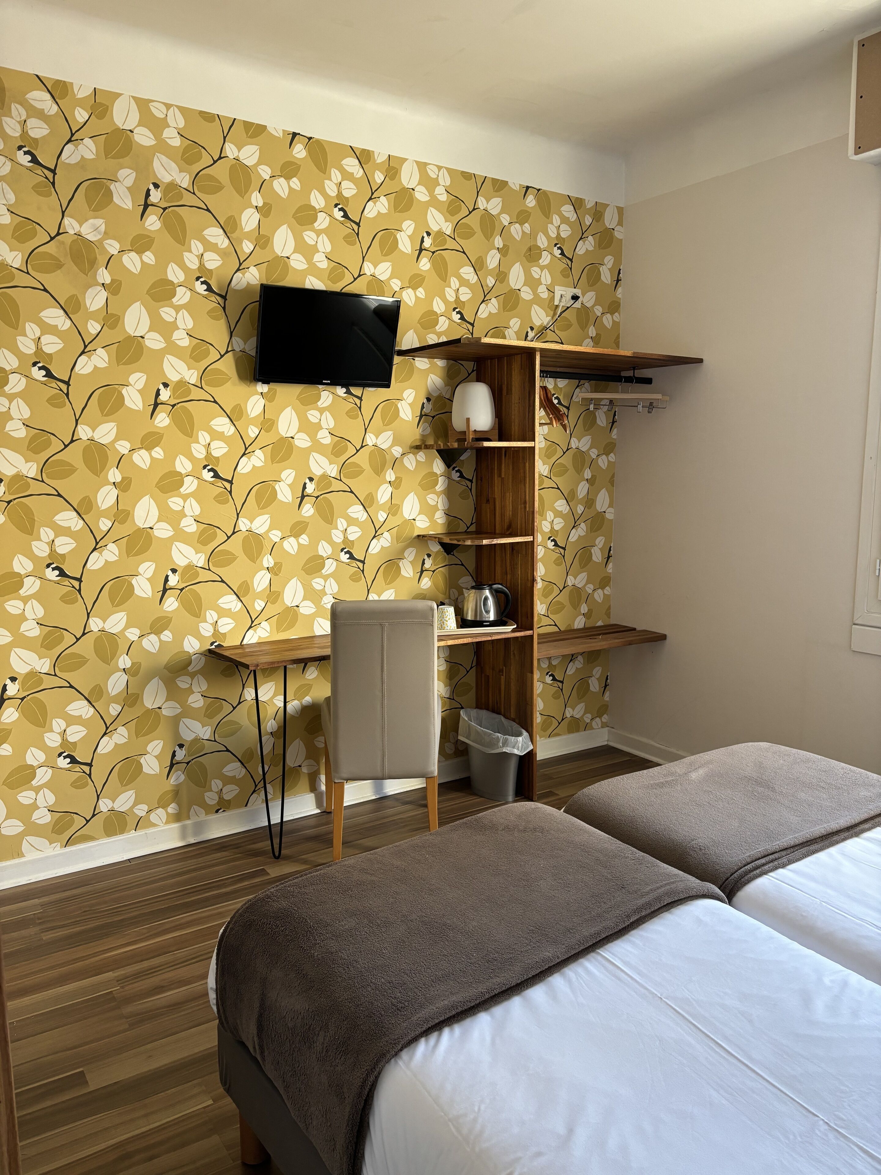 comfort room, 2 single beds | 1 bedroom, in-room safe, desk, soundproofing