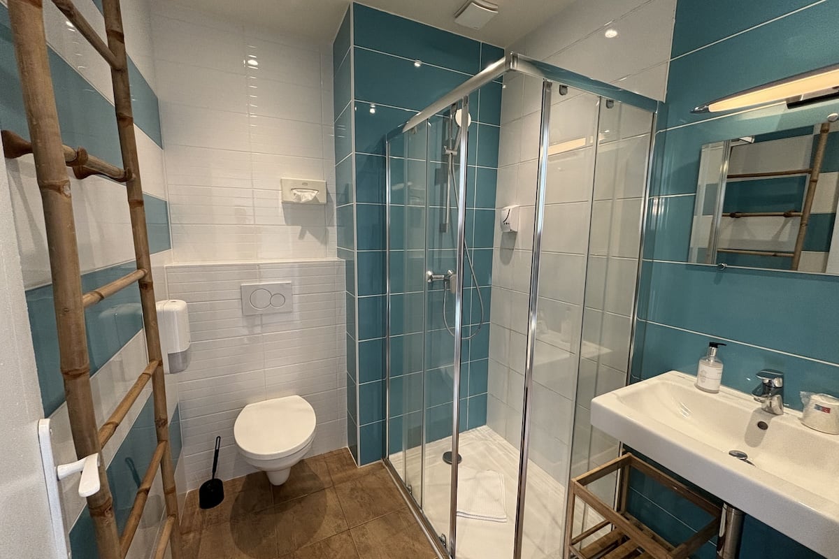 comfort double room, 1 double bed | bathroom | shower, free toiletries, hair dryer, towels