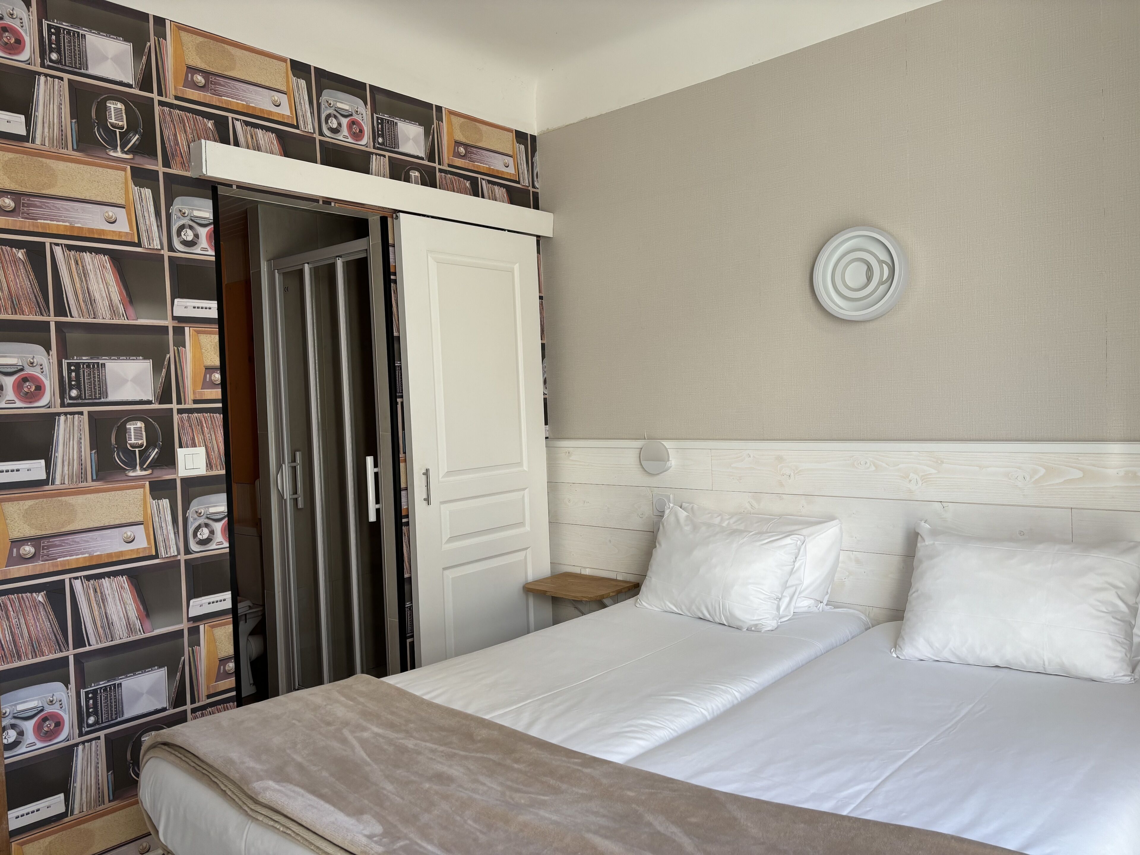 comfort room, 2 single beds | 1 bedroom, in-room safe, desk, soundproofing