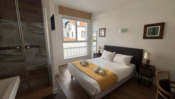 Comfort tweepersoonskamer, 1 tweepersoonsbed | Een kluis op de kamer, een bureau, geluiddichte muren