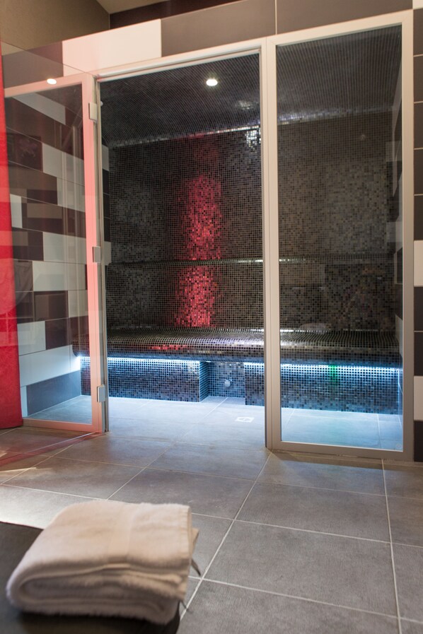 Sauna, hot tub, steam room - The Originals Boutique, Hôtel de l'Univers, Montluçon (Montlucon)