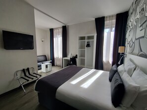 Desk, soundproofing, iron/ironing board, cribs/infant beds - The Originals Boutique, Hôtel de l'Univers, Montluçon (Montlucon)