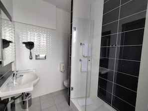 Hair dryer, towels - The Originals Boutique, Hôtel de l'Univers, Montluçon (Montlucon)