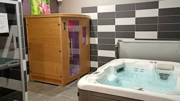 Sauna, hot tub, steam room