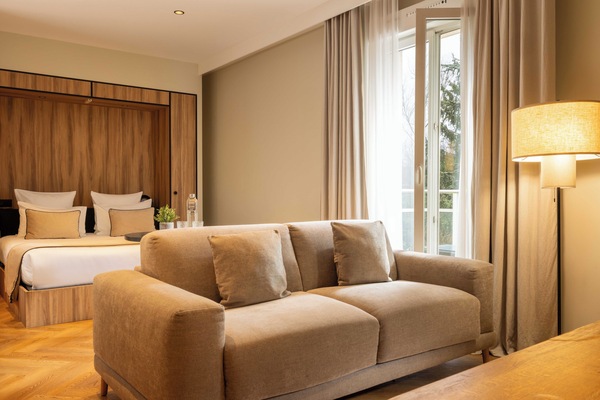 Ropa de cama de alta calidad, colchones con pillow-top y minibar