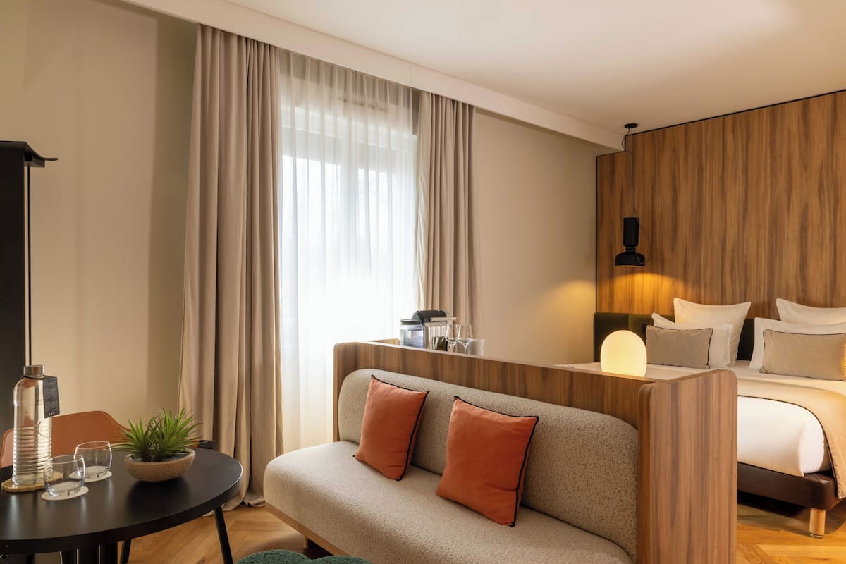 Chambre Privilège - Vue ruelle | Premium bedding, pillowtop beds, minibar, in-room safe