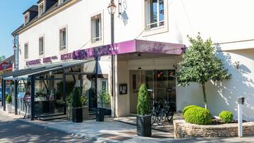 Vista frontal de la propiedad