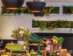 Breakfast, lunch, dinner served; French cuisine 