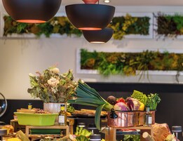 Se sirven desayunos, almuerzos y cenas; cocina francesa