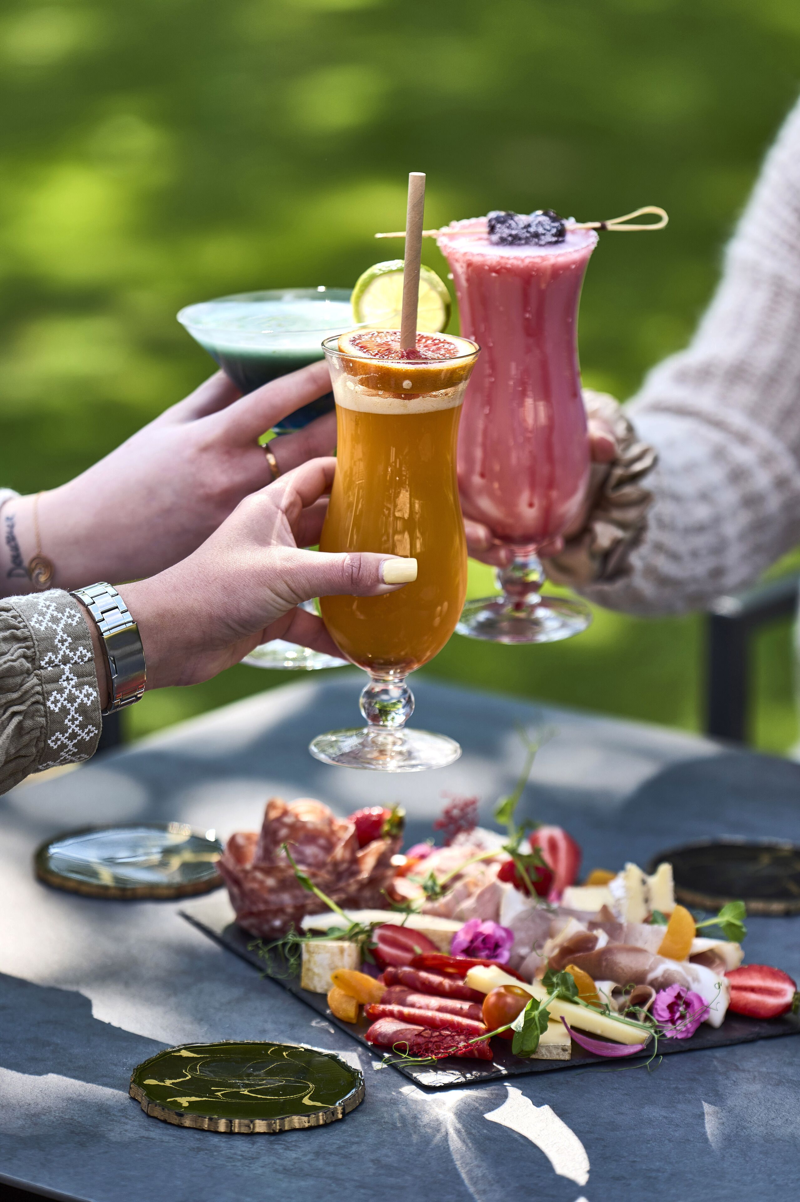 Ein Tisch mit verschiedenen Speisen und Getränken, darunter ein Bierglas und ein Smoothie.