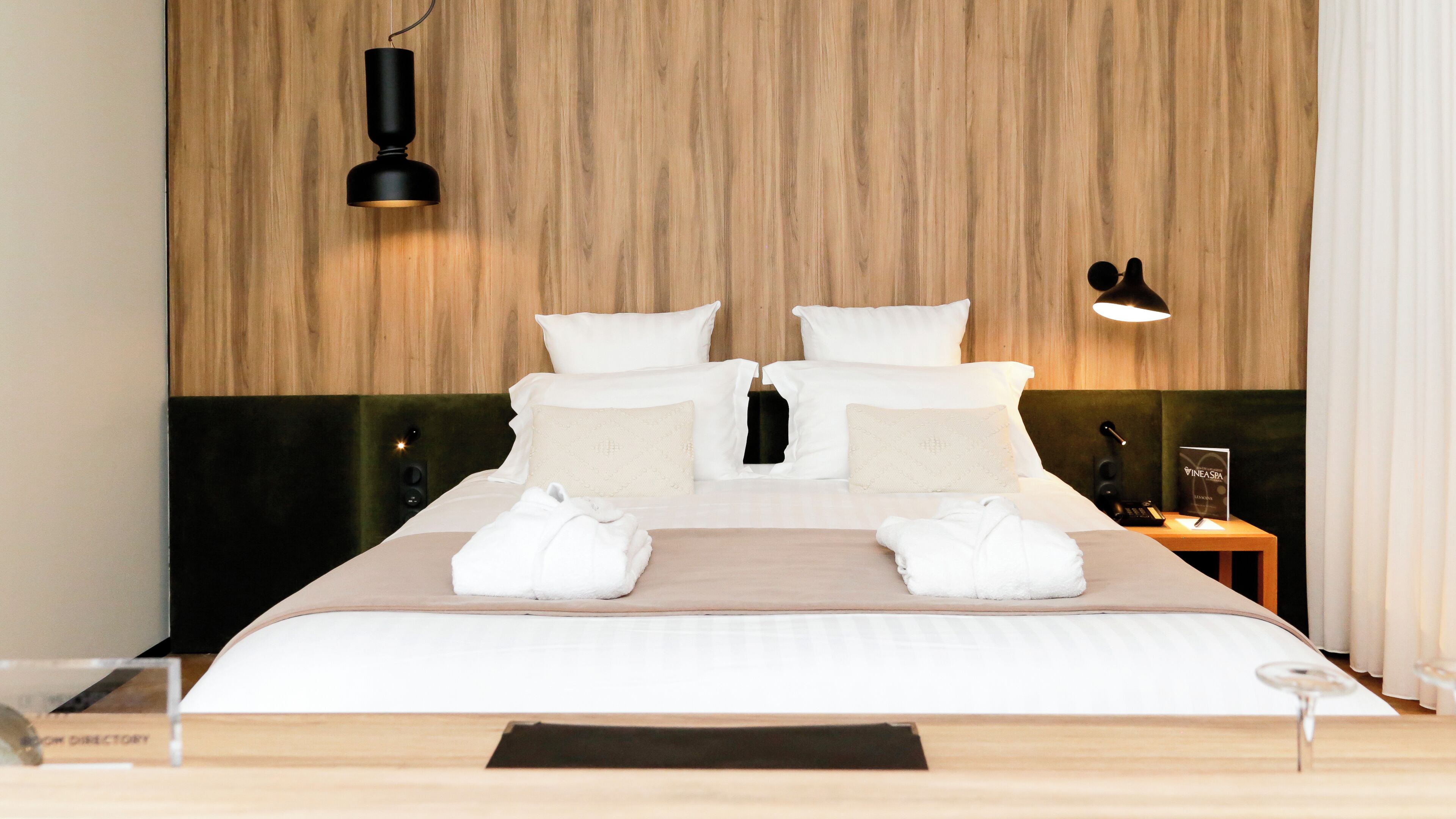 고급 침구, 필로우탑 침대, 미니바, 객실 내 금고