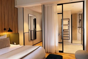 Ropa de cama de alta calidad, colchones con pillow-top y minibar 
