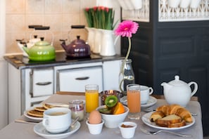 Petit déjeuner continental (14.5 EUR par personne)