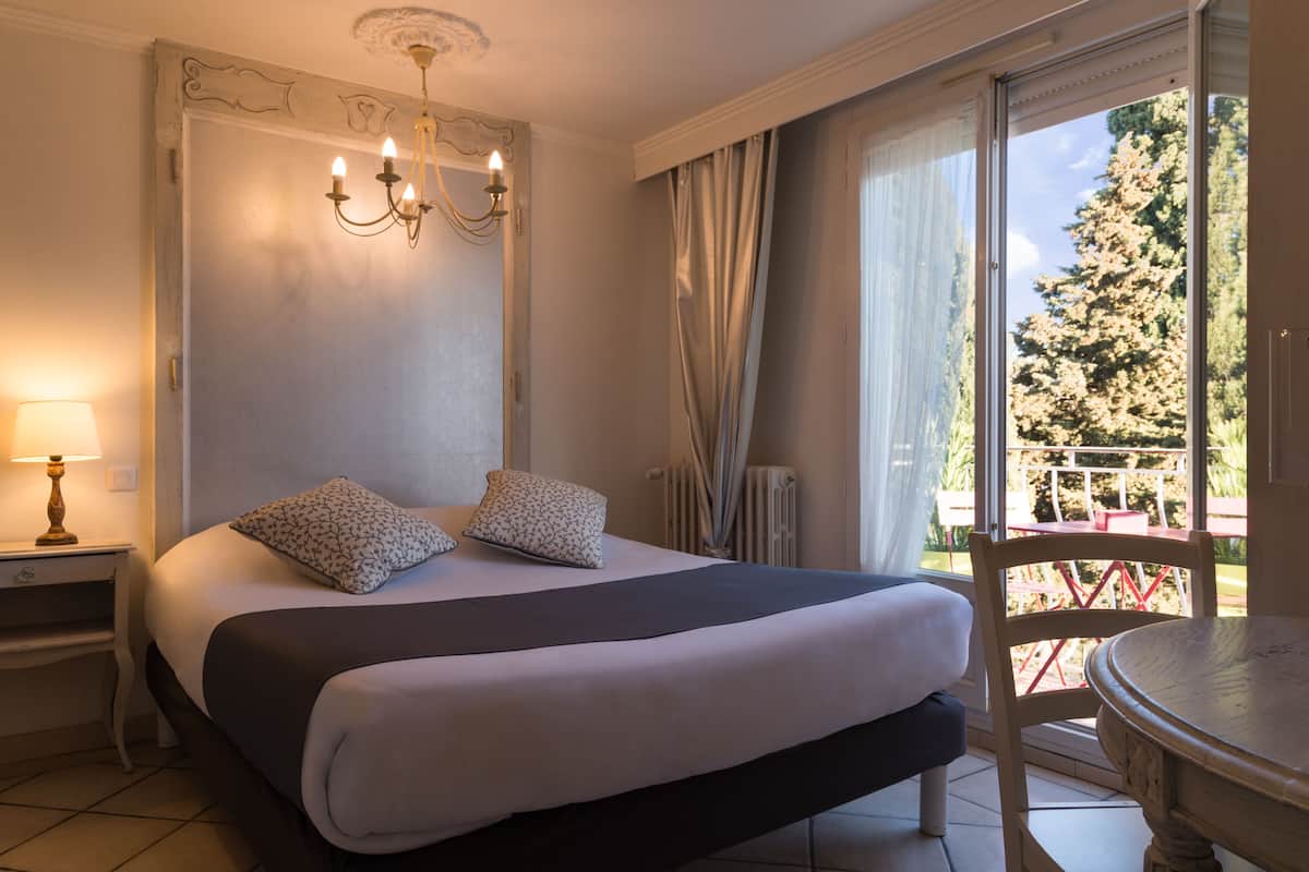 premium room, 1 queen bed | premium bedding, individually furnished, desk, soundproofing