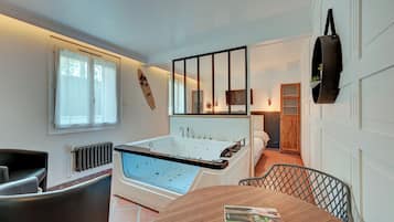Suite - 1 dobbeltseng (Balnéo) | Premium-sengetøj, individuelt design, individuel indretning, skrivebord