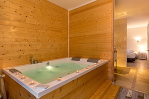 Jaccuzi Room | Premium bedding, individually decorated, individually furnished, desk