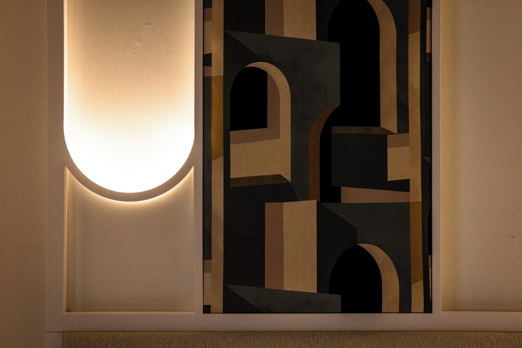 Un mur orné d’un motif géométrique et un luminaire rond.