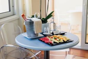 Phòng Suite, nhiều giường, hiên, quang cảnh biển (with 1 Sofabed) | Khu vực ăn uống tại phòng