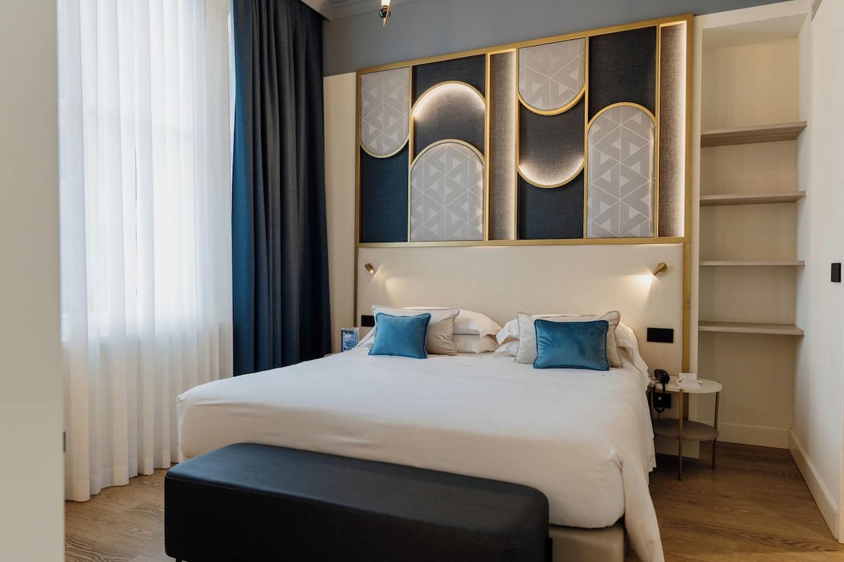 Phòng Executive, 1 giường cỡ queen, ban công, quang cảnh một góc biển | Chăn bông, minibar, két bảo mật tại phòng, bàn