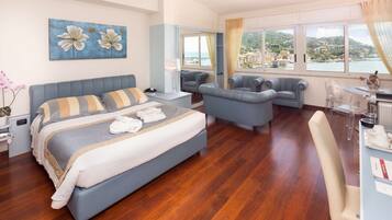 Suite, Mehrere Betten, Terrasse, Meerblick (with 1 Sofabed) | Daunenbettdecken, Minibar, Zimmersafe, Schreibtisch