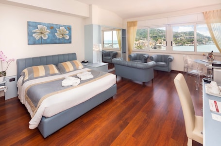 Cubrecamas, minibar, caja de seguridad en la habitación y escritorio . Best Western Plus Tigullio Royal Hotel