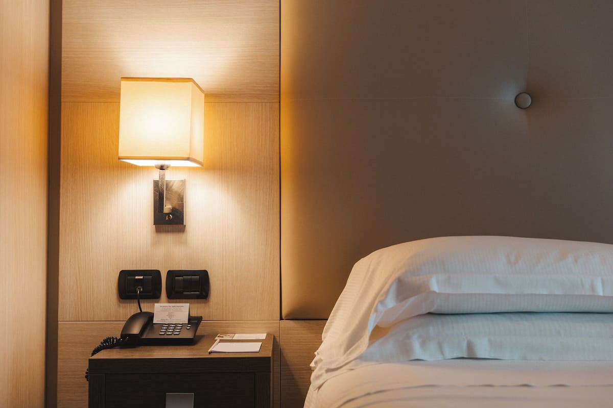 Phòng Deluxe, 1 giường cỡ queen, ban công, quang cảnh biển | Chăn bông, minibar, két bảo mật tại phòng, bàn