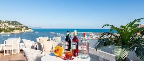 Bar auf der Dachterrasse, Blick auf das Meer
