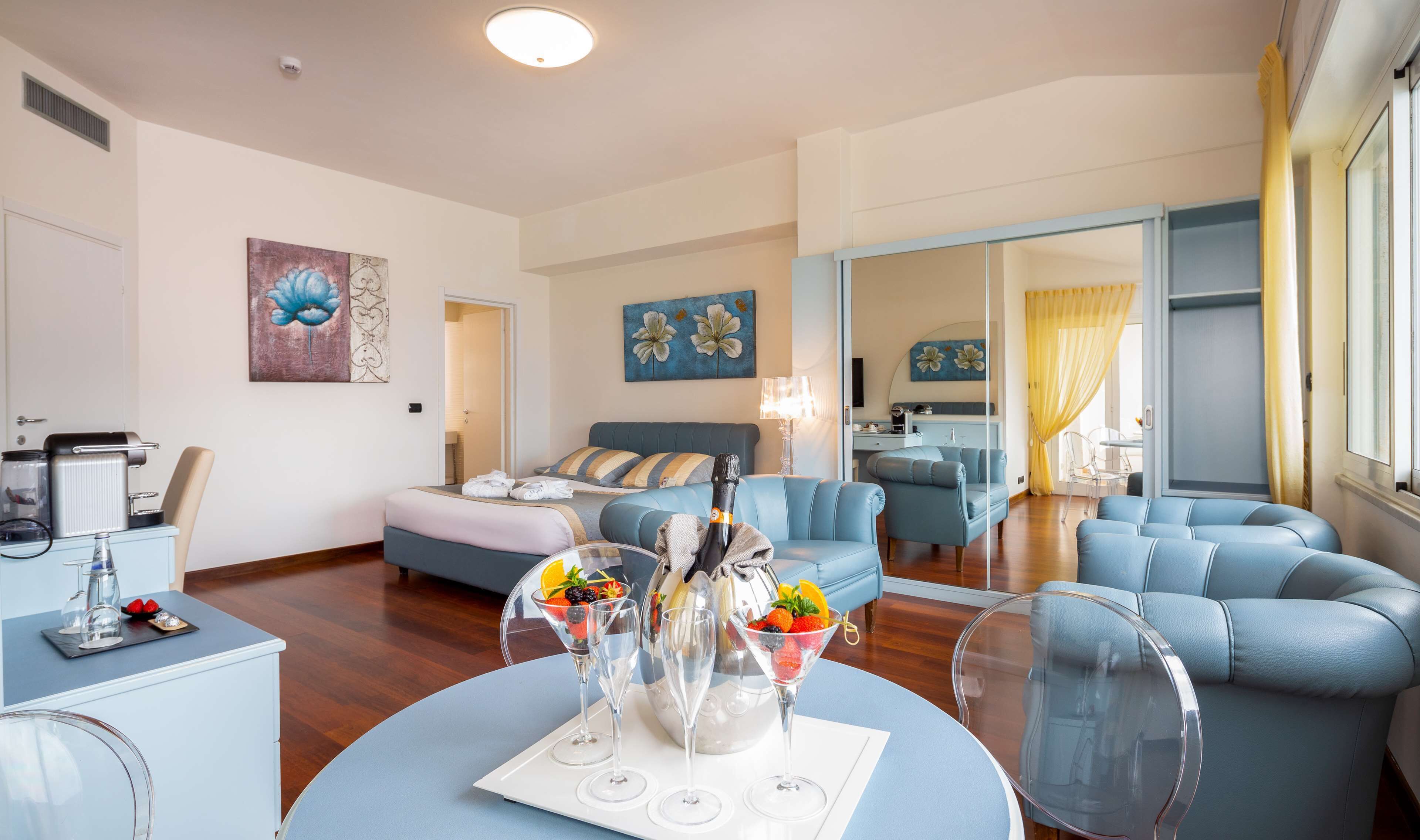 Suite, Mehrere Betten, Terrasse, Meerblick (with 1 Sofabed) | Daunenbettdecken, Minibar, Zimmersafe, Schreibtisch