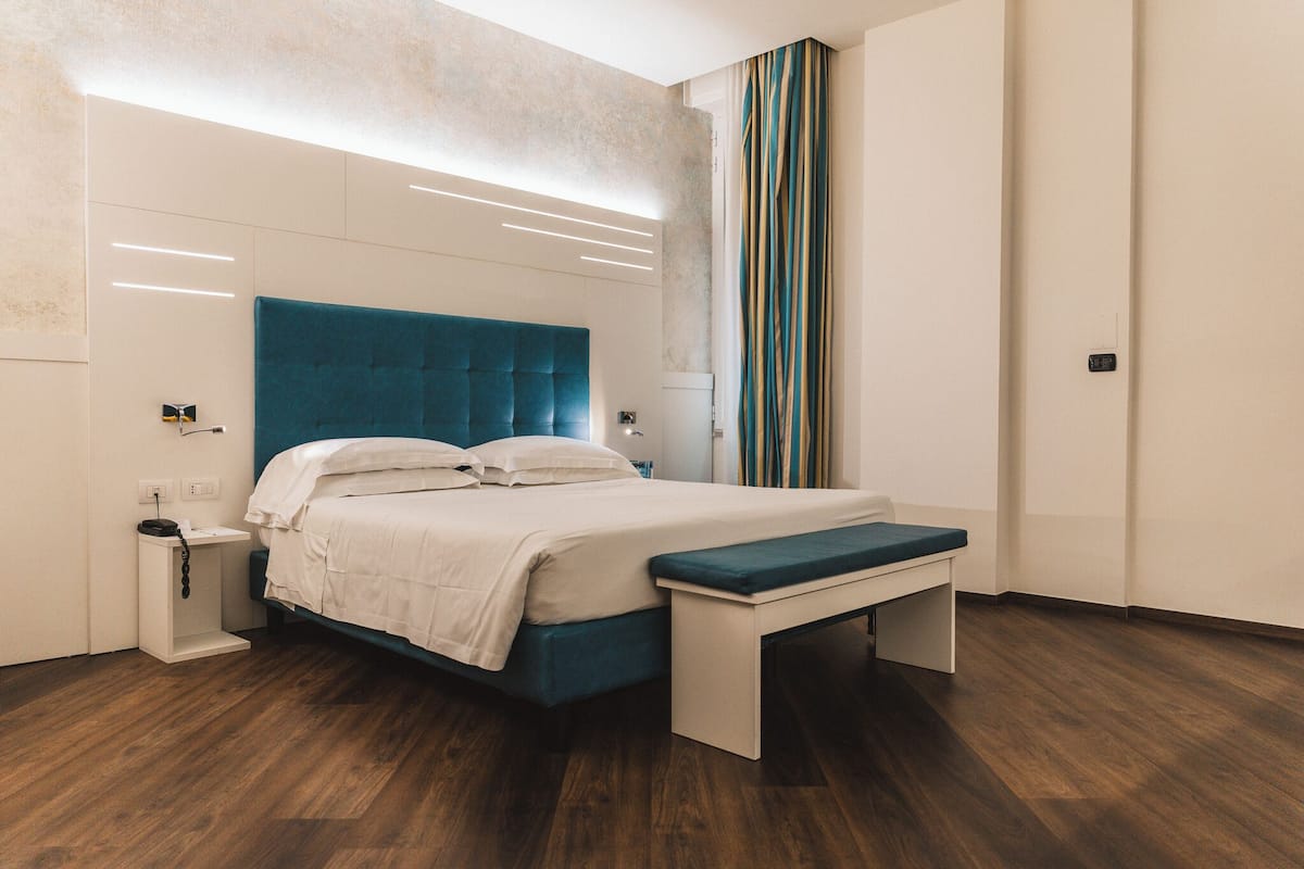 Phòng Superior, 1 giường cỡ queen, không hút thuốc, quang cảnh một góc biển | Chăn bông, minibar, két bảo mật tại phòng, bàn