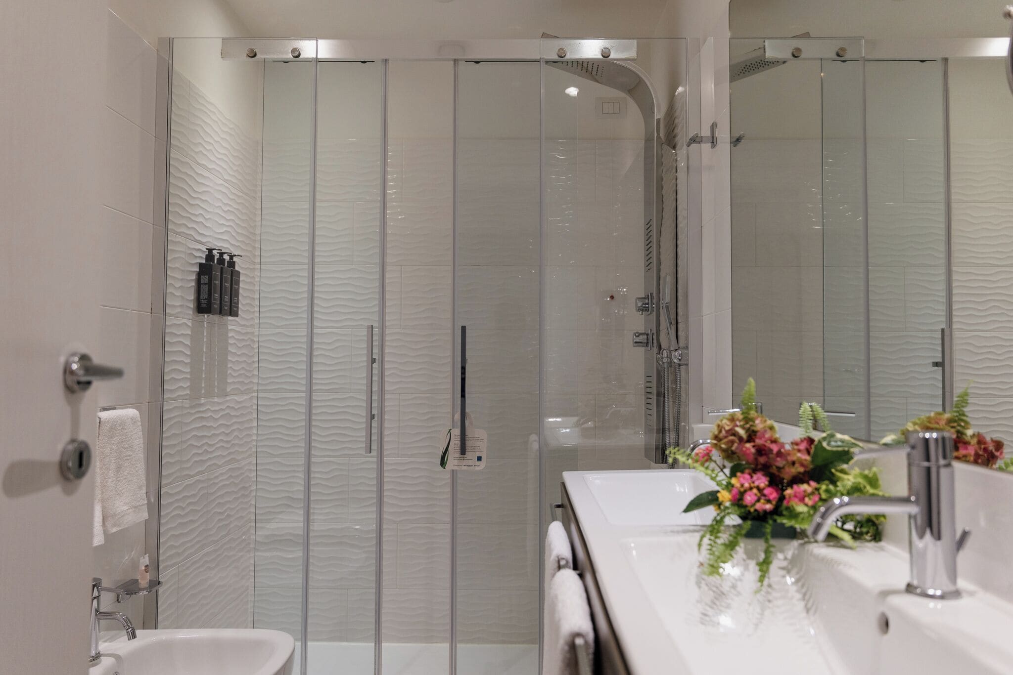 Gratis toiletartikelen, een haardroger, pantoffels, een bidet