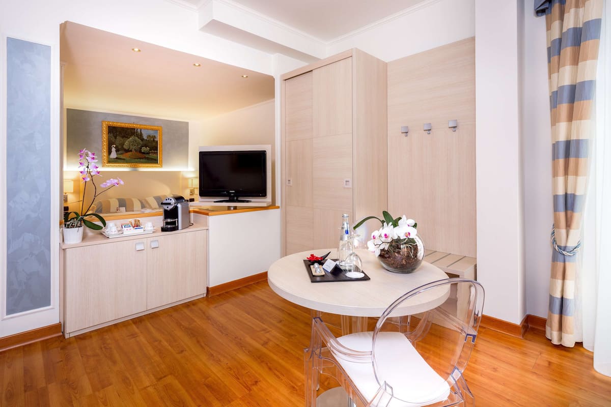 Juniorsvit - 1 queensize-säng - balkong - havsutsikt (with Two Single SofaBeds) | Duntäcken, minibar, värdeförvaringsskåp på rummet och skrivbord