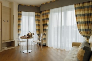 Phòng Suite Junior, 1 giường cỡ queen, ban công, quang cảnh biển (with Two Single SofaBeds) | Khu phòng khách | TV, đầu đĩa DVD