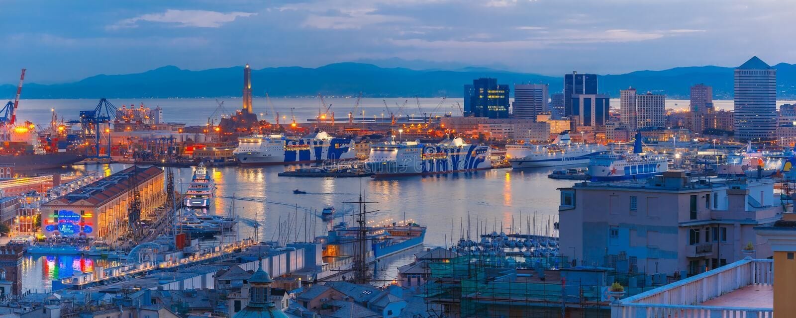 Un port avec des navires, des grues et des bâtiments industriels.