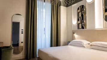 Standaard kamer, 1 queensize bed, niet-roken | Donsdekens, een minibar, een kluis op de kamer, een bureau