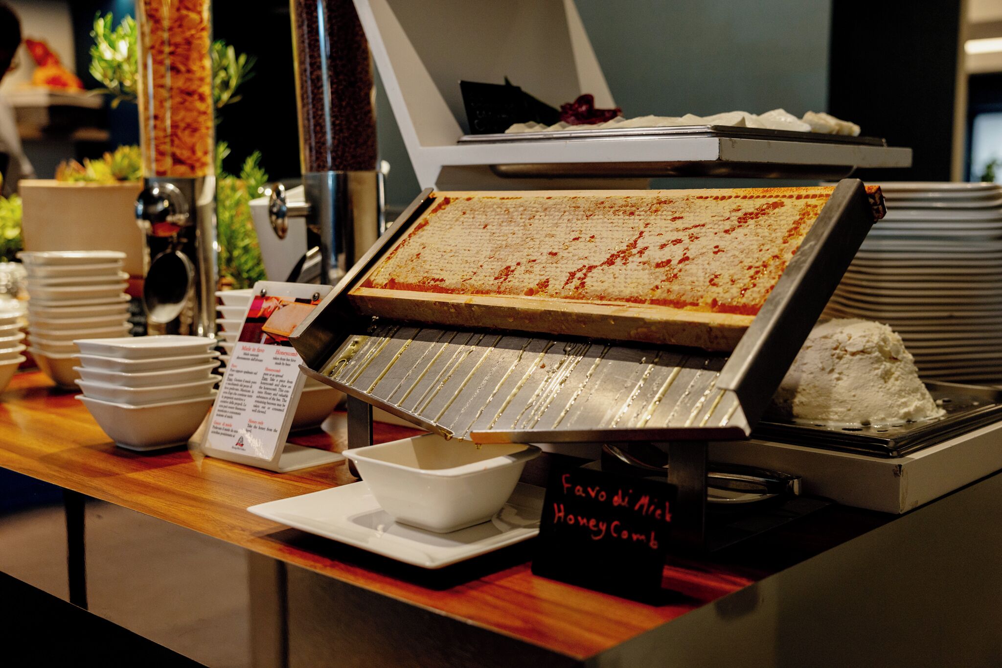 Un dispositiu de buffet amb un espai dedicat a postres de mel, un senyal que indica l'opció de mel i un altre senyal que anuncia un sabor preferit de mel.