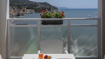 Suite, varias camas, Terraza, vista al mar (with 1 Sofabed) | Vista desde la habitación