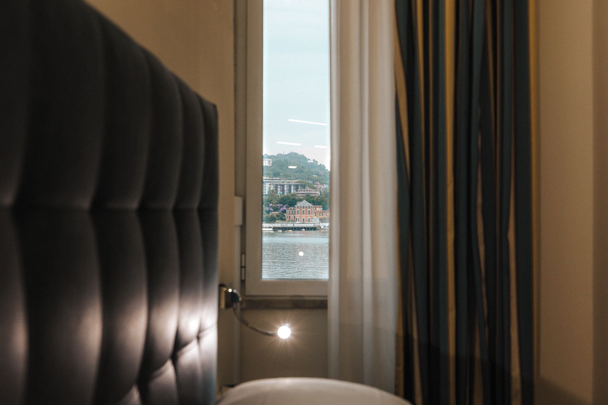 Chambre supérieure, 1 grand lit, non-fumeur, vue partielle sur la mer | Couette en duvet, minibar, coffre-fort, bureau