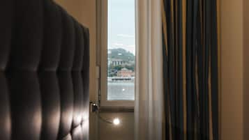 Chambre supérieure, 1 grand lit, non-fumeur, vue partielle sur la mer | Couette en duvet, minibar, coffre-fort, bureau