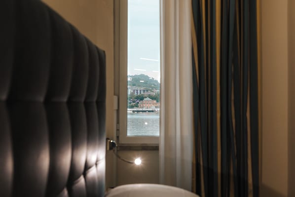Habitación superior, 1 cama de matrimonio, no fumadores, vistas parciales al mar | Edredones de plumas, minibar, caja fuerte y escritorio