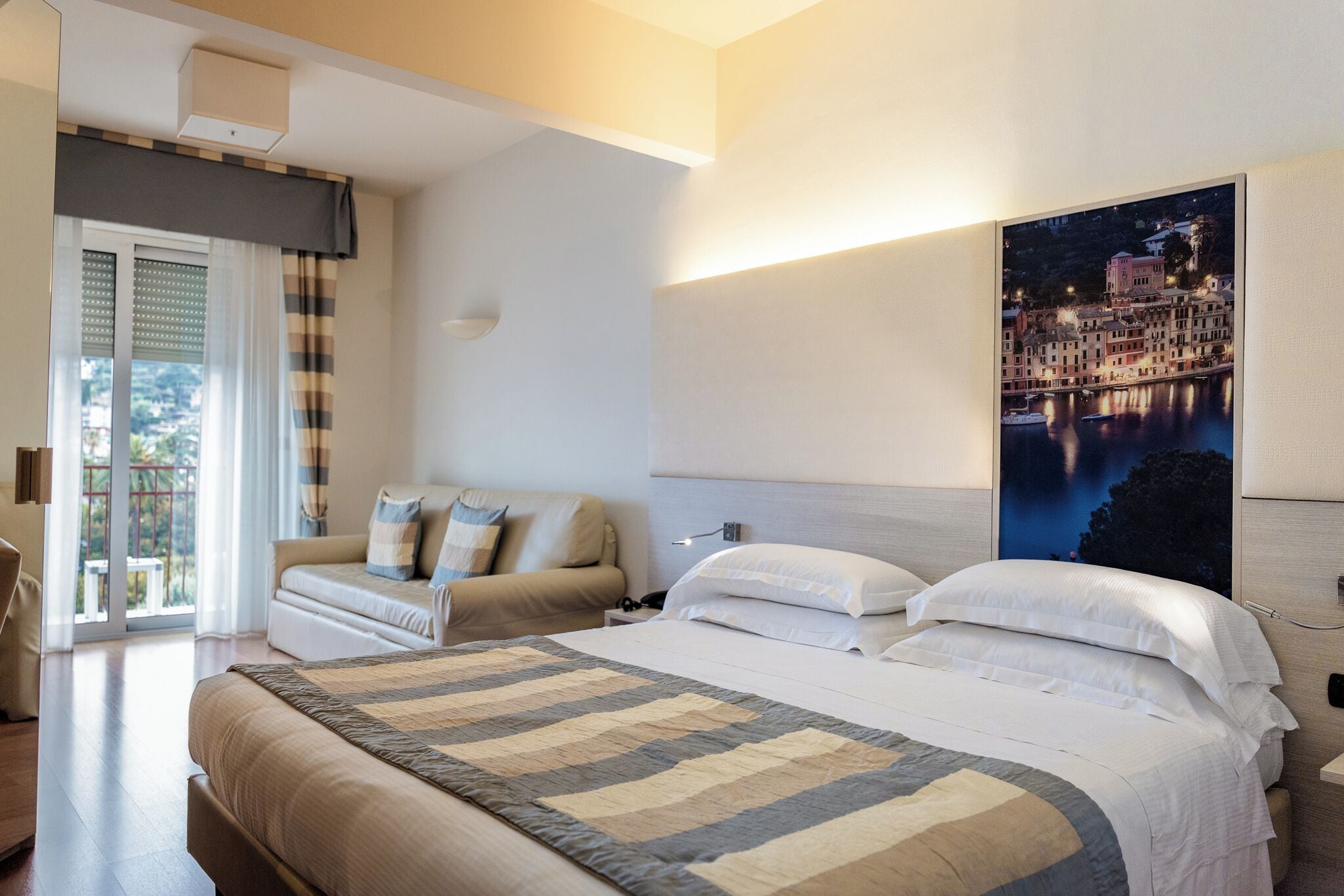 Habitación Deluxe, 1 cama de matrimonio, balcón, vistas al mar | Edredones de plumas, minibar, caja fuerte y escritorio