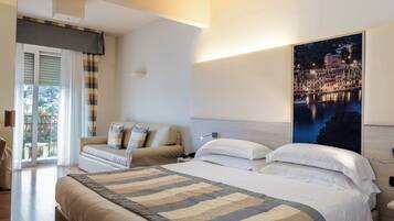 Habitación Deluxe, 1 cama de matrimonio, balcón, vistas al mar | Edredones de plumas, minibar, caja fuerte y escritorio