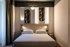 Habitación estándar, 1 cama Queen size, para no fumadores | Edredón, minibar, caja de seguridad en la habitación y escritorio 