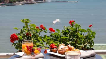 Suite, Mehrere Betten, Terrasse, Meerblick (with 1 Sofabed) | Ausblick vom Zimmer