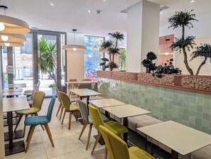 Se ofrece un desayuno bufé todos los días (por un coste adicional)