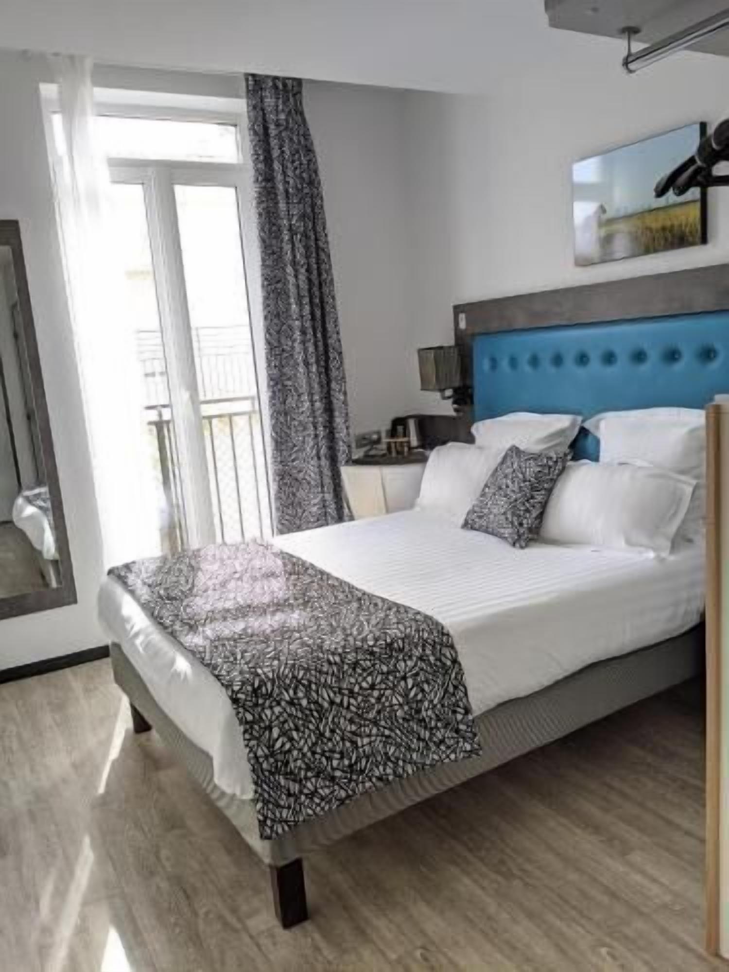 Ropa de cama de alta calidad y escritorio