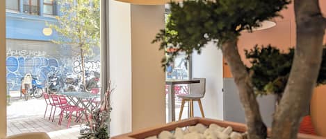 Tägliches Frühstücksbuffet (14 EUR pro Person)