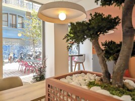 每日供应自助式早餐（每人 EUR 14）