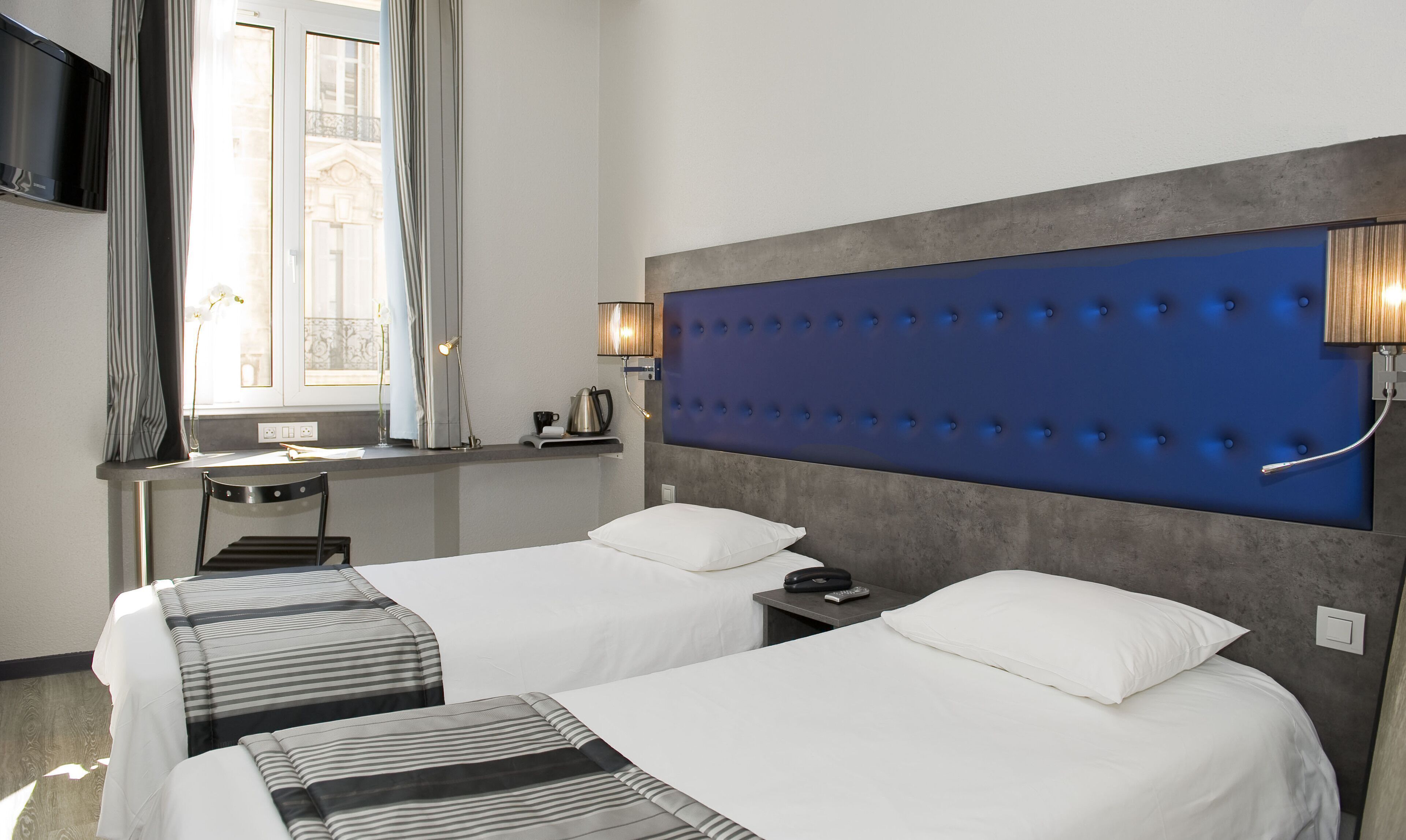 Hochwertige Bettwaren, Schreibtisch, laptopgeeigneter Arbeitsplatz